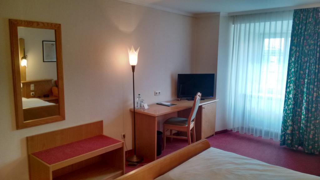 Altstadt- Und Businesshotel Pfaubraeu - Brauereigasthof - Fruehstuecksbuffet - Kostenfreie Radgarage - Hunde Willkommen Trostberg an der Alz Esterno foto