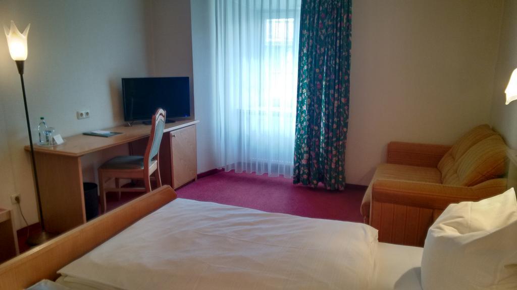 Altstadt- Und Businesshotel Pfaubraeu - Brauereigasthof - Fruehstuecksbuffet - Kostenfreie Radgarage - Hunde Willkommen Trostberg an der Alz Esterno foto