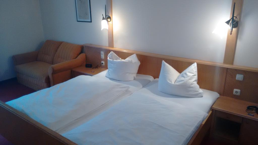 Altstadt- Und Businesshotel Pfaubraeu - Brauereigasthof - Fruehstuecksbuffet - Kostenfreie Radgarage - Hunde Willkommen Trostberg an der Alz Esterno foto