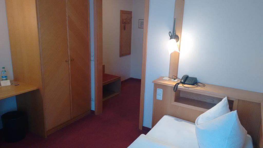Altstadt- Und Businesshotel Pfaubraeu - Brauereigasthof - Fruehstuecksbuffet - Kostenfreie Radgarage - Hunde Willkommen Trostberg an der Alz Esterno foto
