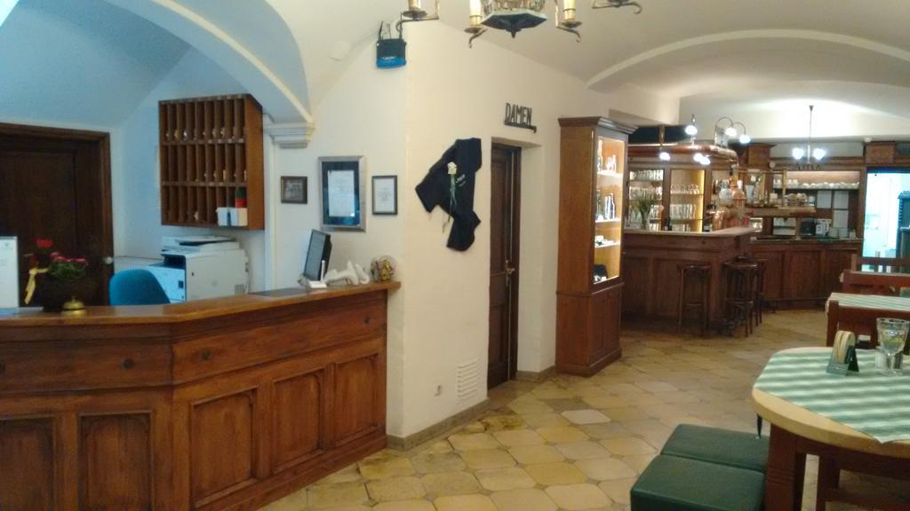 Altstadt- Und Businesshotel Pfaubraeu - Brauereigasthof - Fruehstuecksbuffet - Kostenfreie Radgarage - Hunde Willkommen Trostberg an der Alz Esterno foto