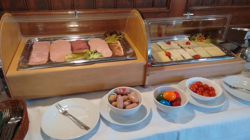 Altstadt- Und Businesshotel Pfaubraeu - Brauereigasthof - Fruehstuecksbuffet - Kostenfreie Radgarage - Hunde Willkommen Trostberg an der Alz Esterno foto
